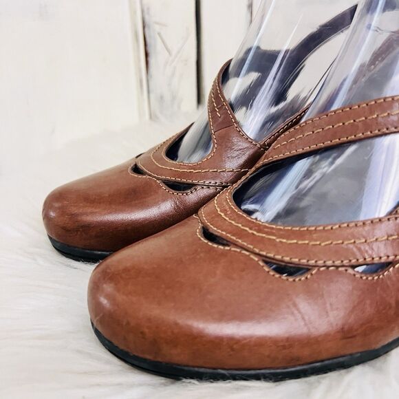 Earth Brown Heeled Shoes - Picture 2 of 8